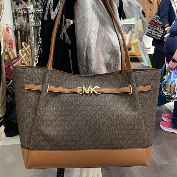 MICHAEL KORS
Reed Large Logo Belted Shoulder Tote Bag
Brown 
NWT - Picture 13 of 16